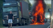 Очевидцы сняли на видео полыхающую фуру на трассе под Кировом