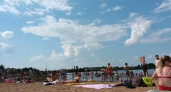 Жара гонит людей на "дикие" пляжи: власти Кировской области бьют тревогу
