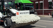В День семьи, любви и верности по Кирову ездил строительный погрузчик с ромашками