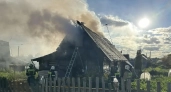 Восемь спасателей тушили пожар в двухэтажном доме в Вятских Полянах