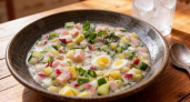 Колбаса не нужна: этот мясной продукт сделает окрошку настоящим объедением