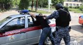 Буйный мужчина с палкой на рассвете устроил переполох у автомойки в Кирове