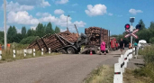 Двое пострадали из-за столкновения грузовика с поездом в Кировской области