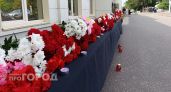 Цветы, свечи и лампадки несут кировчане к стихийному мемориалу в память о погибших земляках