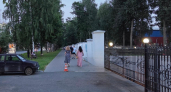 Школьник-мотогонщик снес девушку на тротуаре у областной больницы в Кирове