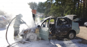 В Кирове восемь пожарных тушили вспыхнувшую прямо на дороге легковушку