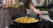 Запомните простое правило для вкусной жареной картошки: что жарится первым - лук или картофель