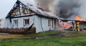 Пожар спалил дом вместе с двумя машинами в Даровском