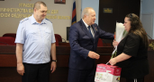 Поймавших выпавшего с четвертого этажа малыша жителей Радужного наградили в УМВД