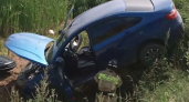 Спасатели вытащили из кювета разбитый автомобиль под Кировом