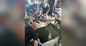 Жители Кировской области двое суток откачивали воду из отстойника, чтобы достать тело молодого мужчины