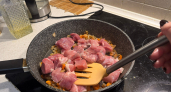 Шеф-повар поставил точку: что обжаривать первым – лук или мясо: золотое правило вкусного плова