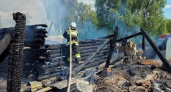 В Орловском районе пожарные спасли жилой дом около полыхающей постройки