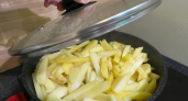 Запомните простое правило для вкусной жареной картошки: что жарится первым - лук или картофель