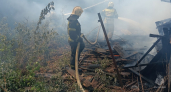 После мощного пожара под Кировом целый двор с жилым домом превратился в пепелище