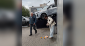 Растяпа с апельсинами: помогут ли кировчане собрать журналисту выпавшие из рваного пакета цитрусовые