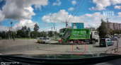 На оживленном перекрестке в Кирове из машины выпал ребенок, появилось видео