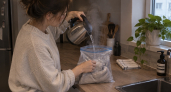 Вонючие кухонные полотенца больше не стираю: беру обычный пакет — на утро запаха как не бывало