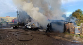 В Белой Холунице из вспыхнувшего гаража с "Волгой" спасли мужчину
