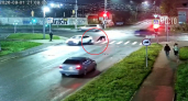 Появились жуткие кадры наезда машины на двух юношей на перекрестке в Кирове