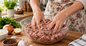 Почему нельзя вымешивать фарш руками? Ошибки, которые превращают сочные котлеты в подошвы