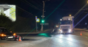 Мотоциклист попал в массовое ДТП с грузовиком у торгового центра в Кирове