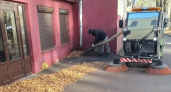 Дорожники очищают кировские улицы и остановки от листвы и песка