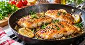 Давно забыла про обычную муку при жарке рыбы: кукурузная даёт корочку, которая хрустит и не превращается в кашу