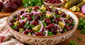 Свекла с огурчиками, а вкус такой, что тарелки подчищают дочиста: осенний салат к любому ужину сытнее винегрета и проще «Шубы»