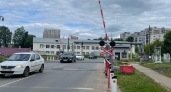 В Кирове на девять часов ограничили движение через переезд на улице Тимирязева