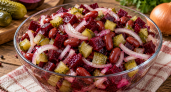 Свекла с огурчиками, а вкус такой, что тарелки подчищают до последней крошки: осенний салат к ужину сытнее винегрета и проще «Шубы»