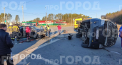 "В микроавтобусе медики ехали на работу": под Кировом в лобовом ДТП погибли два человека