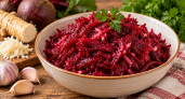 У всех свёкла обычная, а здесь — с хреном: пикантную закуску к мясу готовлю банками на зиму