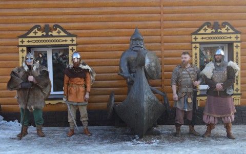 В центре Кирова открыли новый арт-объект - скульптуру вятского ушкуйника