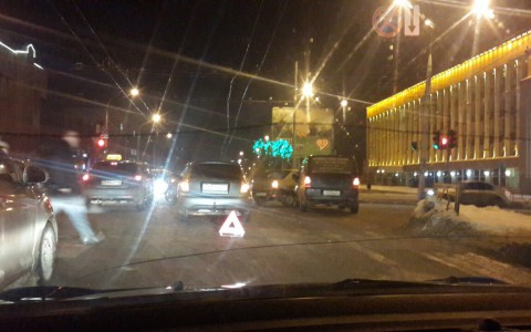 В центре Кирова столкнулись четыре машины: образовалась пробка