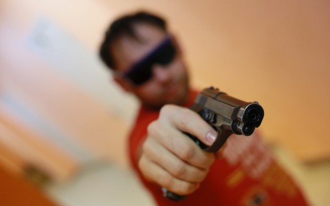 В Кирове 22-летний парень с игрушечным пистолетом ограбил магазин