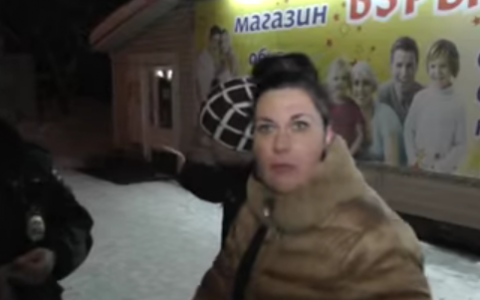 В Кирове полицейские задержали девушку и парня, которые на остановке пили пиво и разговаривали о жизни