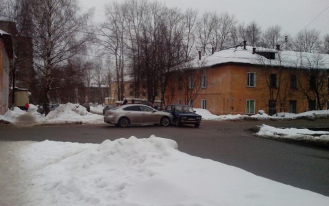 В Кирове не поделили дорогу водители двух легковых автомобилей