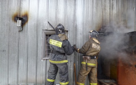 Пожар на Центральном рынке в Кирове: появились первые фотографии с места происшествия