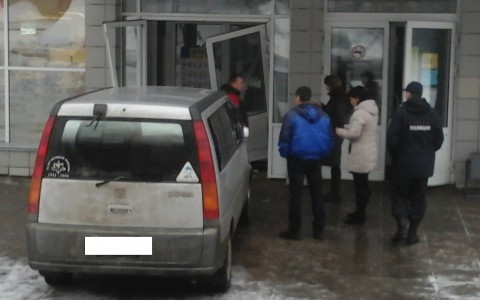 В Кирово-Чепецке иномарка без водителя врезалась в магазин