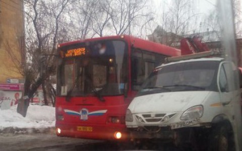 Эвакуатор, который 2 недели назад уронил "Калину" на Jaguar, вновь попал в ДТП на Ленина