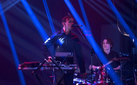 Кировчанка полчаса во время концерта пыталась подарить Дельфину цветы