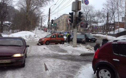 ДТП в Кирове: От удара «Ладу» вынесло на тротуар