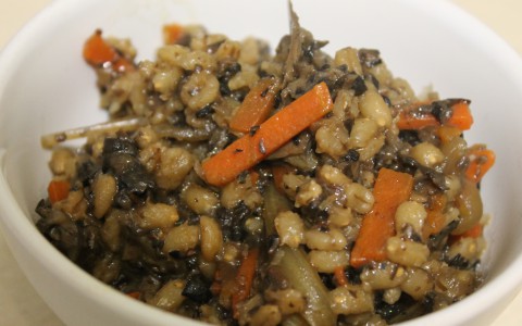 Ароматный гарнир: перловка с сухими грибами, тмином и овощами