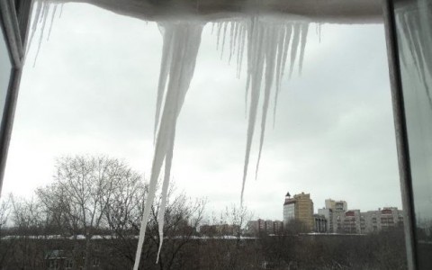 С торгового центра в Кирове на пенсионера упала сосулька