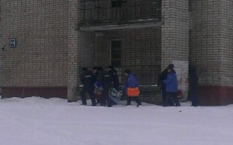 В Чепецке из окна многоэтажки выпал мужчина