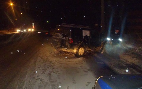 В Кирове иномарка врезалась в опору ЛЭП: 13-летний мальчик доставлен в больницу