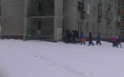 Упавший с крыши многоэтажки чепчанин остался жив