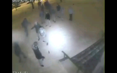 В Кирове четверо парней у клуба избили двоих молодых людей