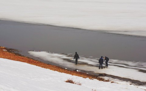На Вятке рядом с набережной школьник провалился под лед